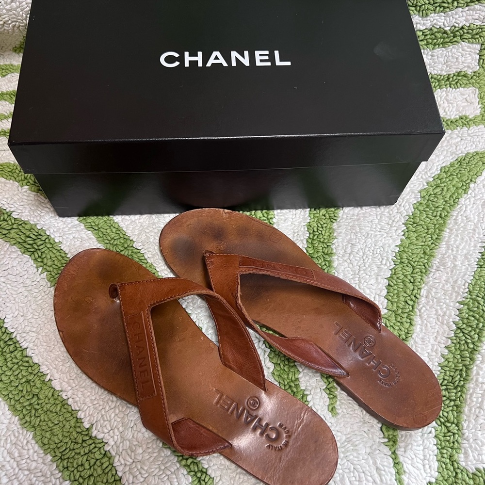 Pre owned Authentic Chanel Interlocking CC Logo Leather Flip Flops